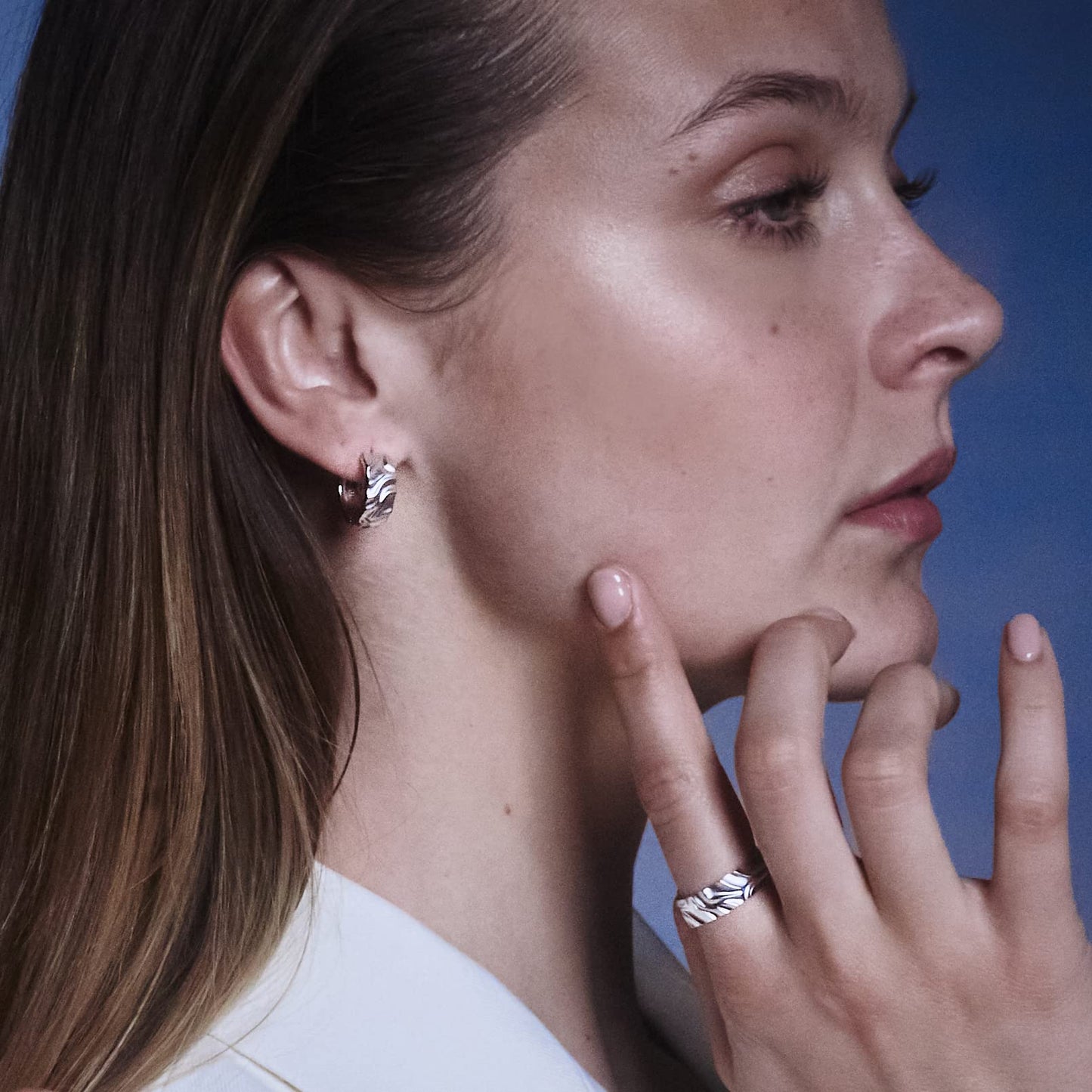 Sternvoll® Damen Creolen aus 925 Sterling Silber Rhodium Platziert | Premium Ohrringe in gehämmerter Optik - Sternvoll Jewelry color-silver