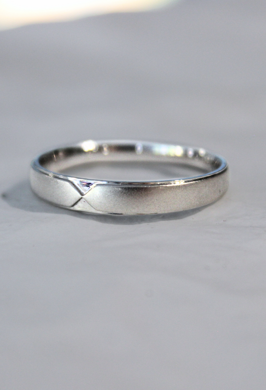 Matte Bandring mit Feinem X-Detail